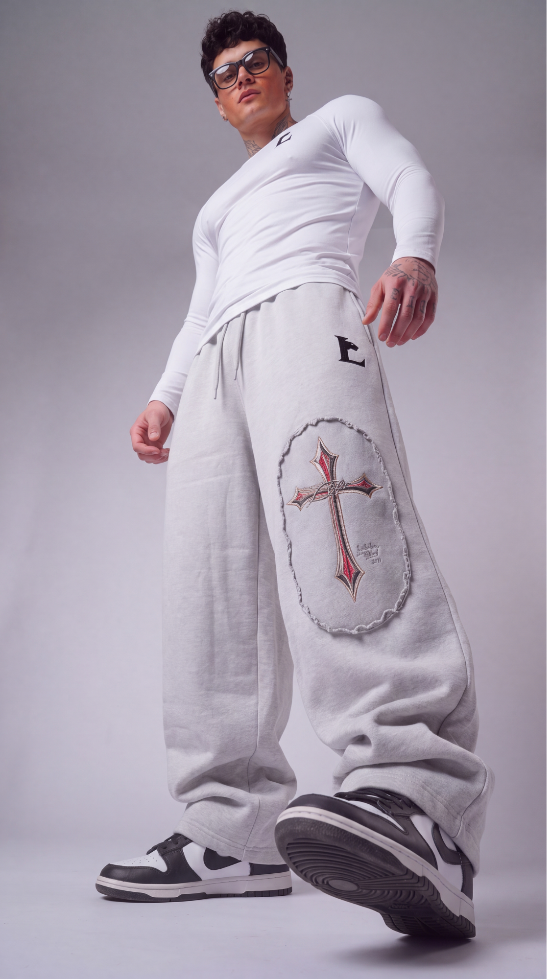 Vintage Cross Patch Baggy Sweatpants – Grey