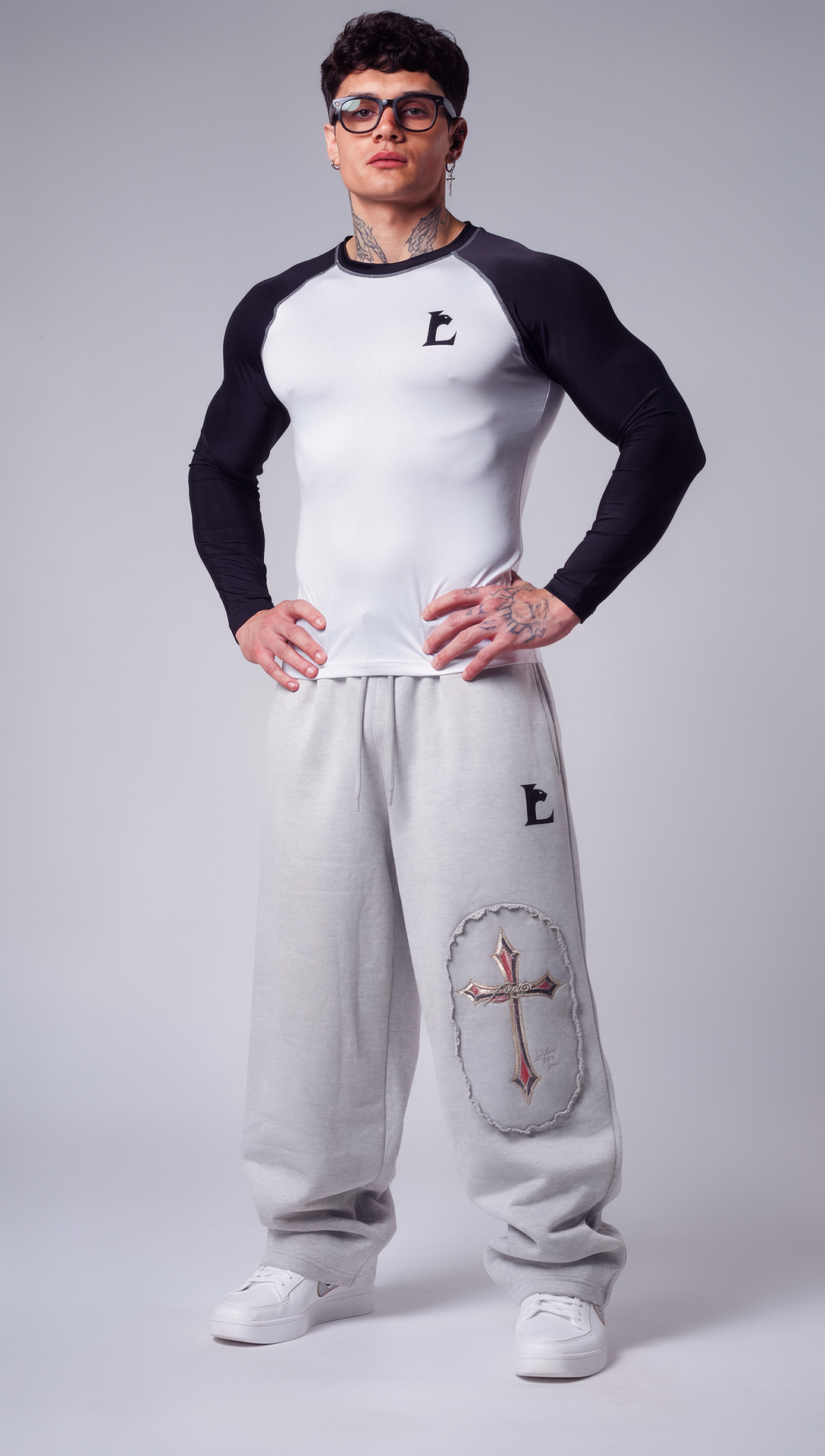 Vintage Cross Patch Baggy Sweatpants – Grey